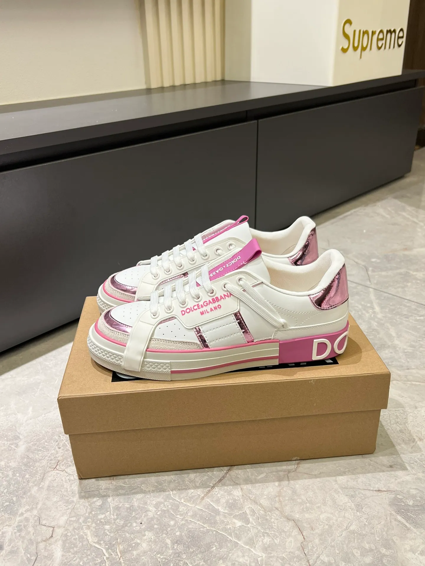 p480 Original order Couple model DG's new Custom 2.Zero sneakers combine the characteristic elements of the brand's two classic series, combining the simple and elegant silhouette of Portofino with the urban and capable attitude of Miami. Calfskin upper with contrasting details, micro-injection rubber logo on the side, laminated Dauphine leather heel, sheepskin lining, original outsole Size: Women's 35-40 (34, 41 can be ordered), Men's 38-44 (45, 46 can be customized)